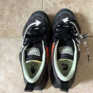 Off White Odsy-1000. Dark Gray.